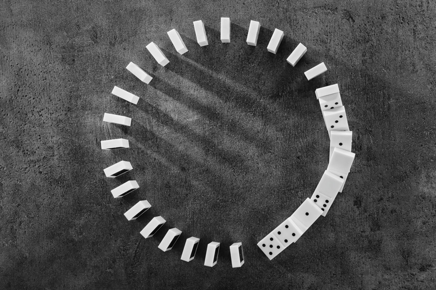 Domino pieces placed in a circle.